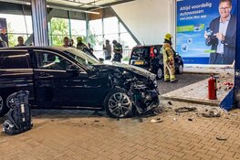 Auto botst tegen muur bij wasstraat Heerhugowaard