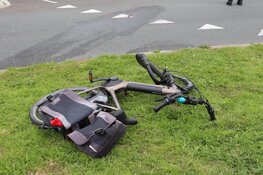 Fietser zwaargewond na aanrijding op rotonde