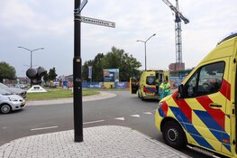 Fietser zwaargewond na aanrijding op rotonde