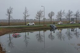 Twee auto's in water langs Oosttangent