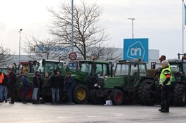 Boeren blokkeren distributiecentrum Albert Heijn in Zaandam