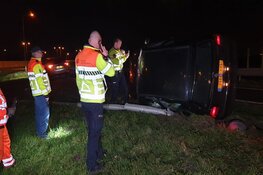 Auto crasht op N242, bestuurder gevlogen