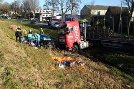 Zware crash tussen vrachtwagen en auto op N242