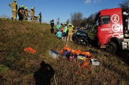 Zware crash tussen vrachtwagen en auto op N242