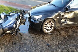 Motorrijder en automobilist botsen op de Nobelstraat in Heerhugowaard