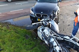 Motorrijder en automobilist botsen op de Nobelstraat in Heerhugowaard