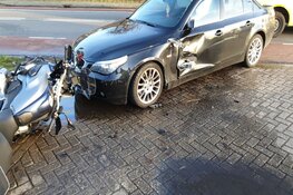 Motorrijder en automobilist botsen op de Nobelstraat in Heerhugowaard