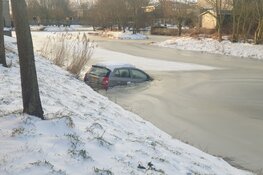 Auto in de sloot in Heerhugowaard