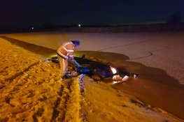 Automobilist heeft pech: slipt en raakt te water langs Huygendijk