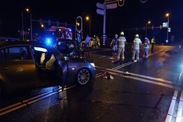 Vier auto's betrokken bij botsing op kruising, één gewonde