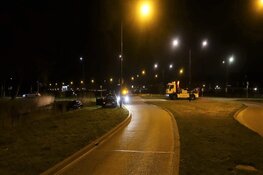 Auto deels in sloot na botsing in Heerhugowaard