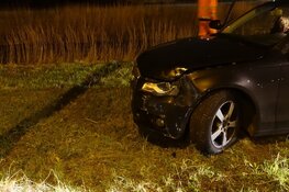Auto deels in sloot na botsing in Heerhugowaard