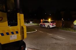 Auto deels in sloot na botsing in Heerhugowaard
