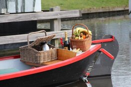 Lekker fluisterend varen door het Rijk der Duizend Eilanden. Huur een fluisterboot bij Museum BroekerVeiling!