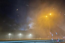 Grote brand in loods aan de Overtoom