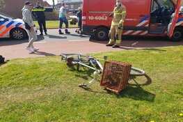 Jongen raakt gewond nadat hij met voet tussen spaken komt