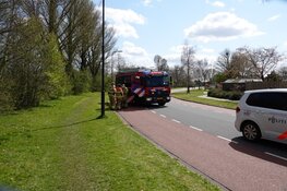 Jongen raakt gewond nadat hij met voet tussen spaken komt