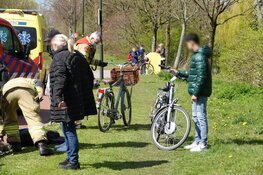 Jongen raakt gewond nadat hij met voet tussen spaken komt
