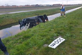 Bestelbus te water langs N242. Bestuurder door brandweer bevrijd