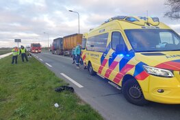 Bestelbus te water langs N242. Bestuurder door brandweer bevrijd