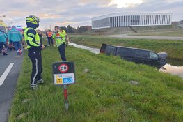 Bestelbus te water langs N242. Bestuurder door brandweer bevrijd