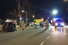 Auto op zijn kant na ongeval in Heerhugowaard, bestuurster gewond