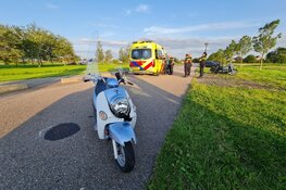 Scooterrijder rijdt achterop auto