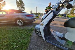Scooterrijder rijdt achterop auto