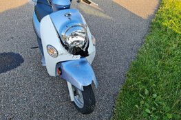 Scooterrijder rijdt achterop auto