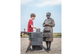 Levende standbeelden te zien in beide overdekte winkelcentra van Dijk en Waard