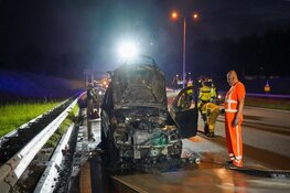 Auto vliegt in brand op N242 bij Alkmaar