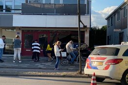 Auto rijdt tegen gevel aan op de Middenweg in Heerhugowaard