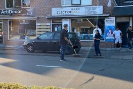 Auto rijdt tegen gevel aan op de Middenweg in Heerhugowaard