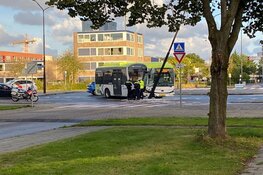 Buschauffeur botst met bus op lantaarnpaal
