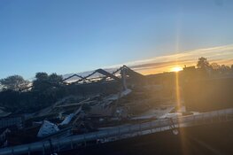 Ravage na brand bij Heerhugowaardse autospuiterij bij daglicht goed zichtbaar