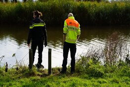 Auto te water langs Huygendijk, handrem vergeten