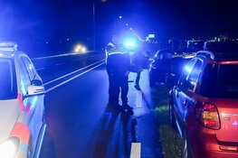 Omstanders redden duo uit te water geraakte auto