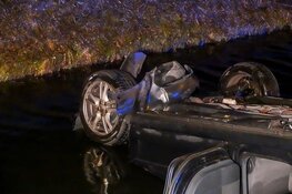 Omstanders redden duo uit te water geraakte auto