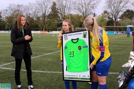 Daphne van Domselaar schenkt shirt Nederlands elftal aan LSVV