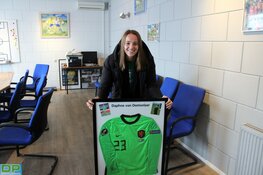Daphne van Domselaar schenkt shirt Nederlands elftal aan LSVV