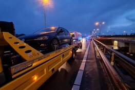Kettingbotsing en klapband vrachtwagen zorgen voor veel vertraging.