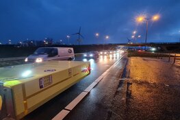 Kettingbotsing en klapband vrachtwagen zorgen voor veel vertraging.