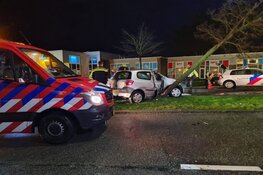 Auto crasht tegen boom in Heerhugowaard, twee gewonden
