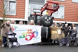 Boer Hans Al trakteert de bewoners van de Molenhoeve op warme chocomel met slagroom