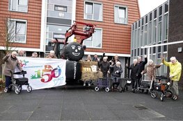 Boer Hans Al trakteert de bewoners van de Molenhoeve op warme chocomel met slagroom