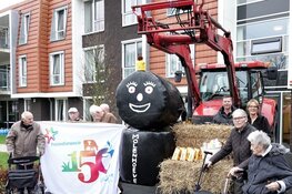 Boer Hans Al trakteert de bewoners van de Molenhoeve op warme chocomel met slagroom