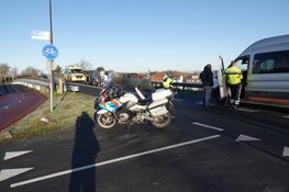 Taxibusje botst tegen auto vlak voor Broekerbrug