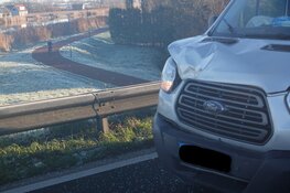 Taxibusje botst tegen auto vlak voor Broekerbrug