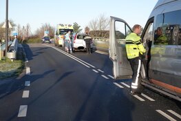 Taxibusje botst tegen auto vlak voor Broekerbrug