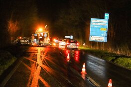 Auto total-loss na glijpartij langs N245